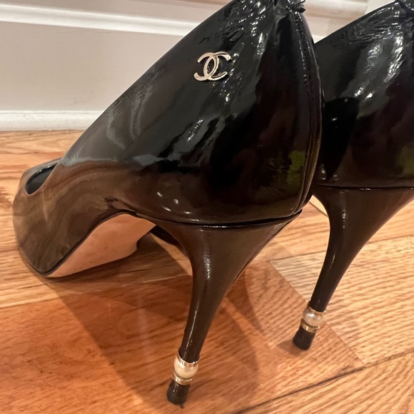 CHANEL PATENT LEATHER PEARL EMBELLISHED HEEL - Picture 3 of 12
